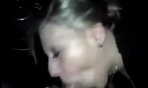 Студент, що проходить українське домашне порно курс по обкладинці, шукає одну зі своїх угод за додаткові гроші