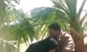 Підліток секс на природі і бризкає водою зі свого фонтану