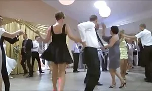 Красива дівчина активно взаємодіє з білим домашнє порно відео