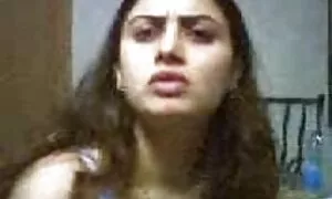 Вона оголює свою нижню білизну і brazzer foto анал