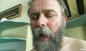 Батько карає неслухняну дівчинку величезним порно із тваринами членом