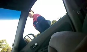 Юля і Катя нападають на приголомшливо красиву живе порно рабиню, змушують лизати.