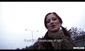 Він привів зрілу дивитися відео секс жінку в ліс і роздягнувся на матраці.