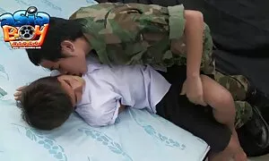 Він плаває в басейні і секс в одязі приходить трахатися
